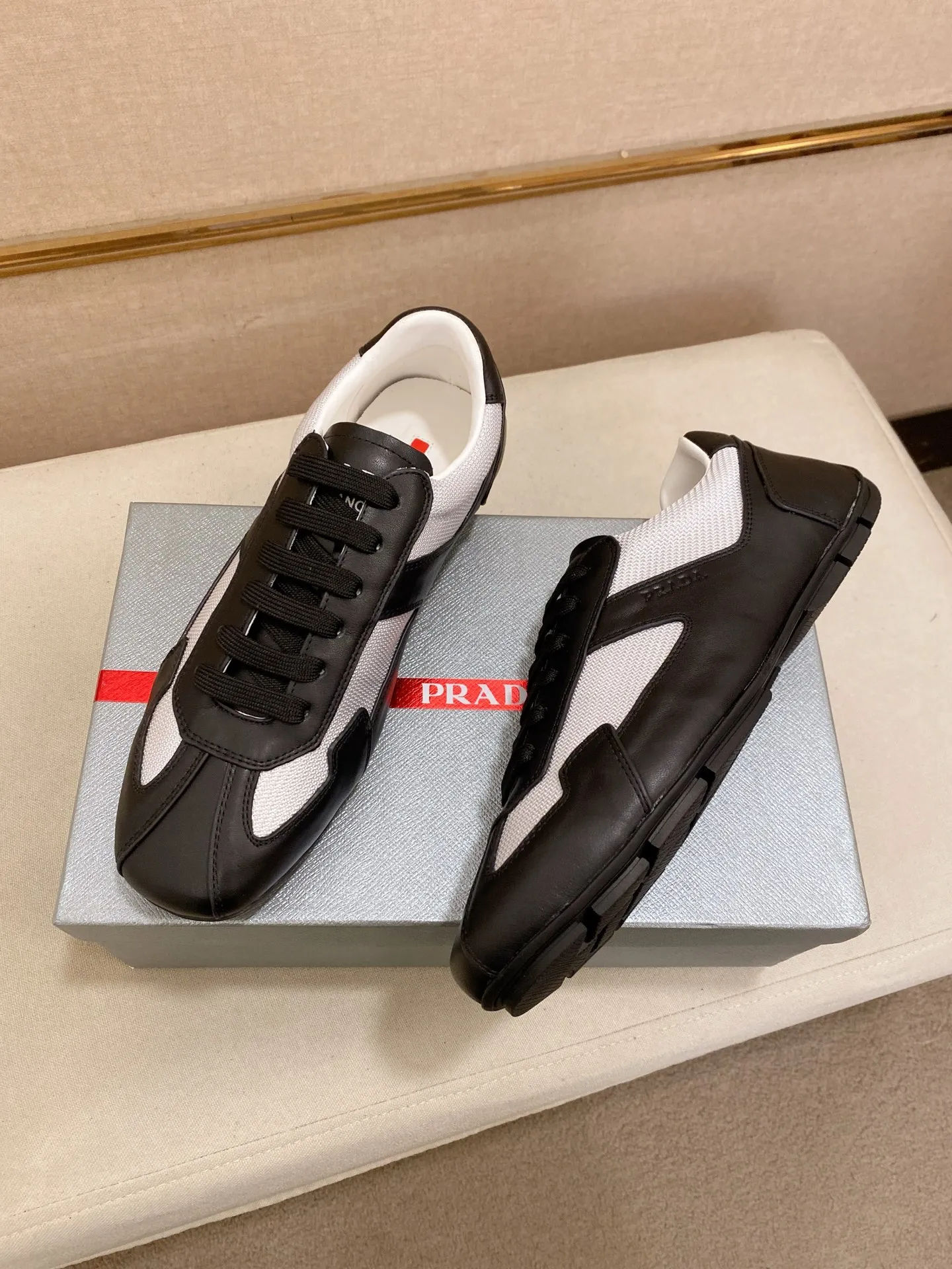 Men's shoes 💰 480💰 ✔️✔️✔️Top high version High-quality new PRADA (Prada) counters are launched at the same time. The new men's shoes and 😘fabrics are purely handmade in Niujing. Lining: Full cowhide lining. 👍🏿High-end☄️Open-molded non-slip rubber outsole, exquisite lines, simple and elegant, comfortable and high-end for leisure travel. Code number: 38-44. Can be customized45